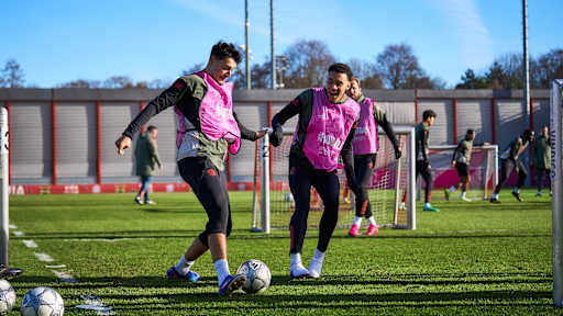 Aleks Pavlovic und Jamal Musiala in Grün im Abschlusstraining des FC Bayern vor dem Champions League-Spiel in Eindhoven