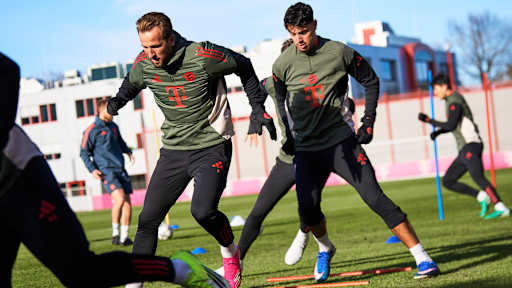 Aleks Pavlovic und Harry Kane in Grün im Abschlusstraining des FC Bayern vor dem Champions League-Spiel in Eindhoven