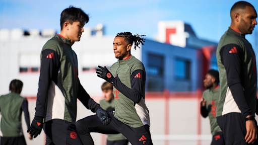 Michael Olise in Grün im Abschlusstraining des FC Bayern vor dem Champions League-Spiel in Eindhoven