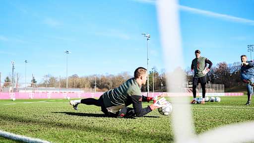 Manuel Neuer in Grün im Abschlusstraining des FC Bayern vor dem Champions League-Spiel in Eindhoven