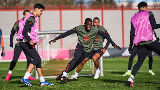 Dayot Upamecano in Grün im Abschlusstraining des FC Bayern vor dem Champions League-Spiel in Eindhoven