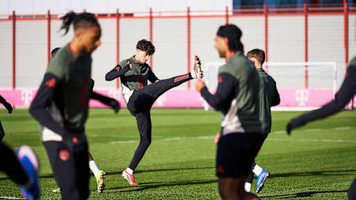 David Santos in Grün im Abschlusstraining des FC Bayern vor dem Champions League-Spiel in Eindhoven