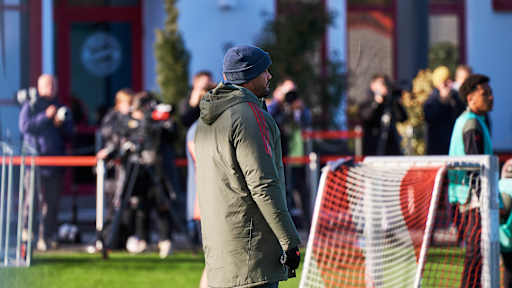 Vincent Kompany in Grün im Abschlusstraining des FC Bayern vor dem Champions League-Spiel in Eindhoven