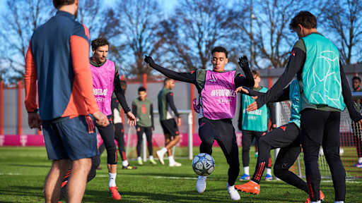Jamal Musiala in Grün im Abschlusstraining des FC Bayern vor dem Champions League-Spiel in Eindhoven