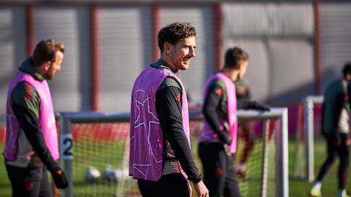 Leon Goretzka in Grün im Abschlusstraining des FC Bayern vor dem Champions League-Spiel in Eindhoven