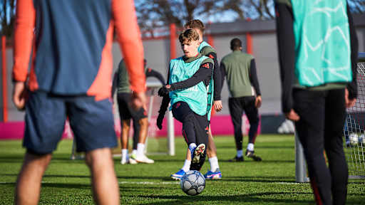 Lennart Karl in Grün im Abschlusstraining des FC Bayern vor dem Champions League-Spiel in Eindhoven