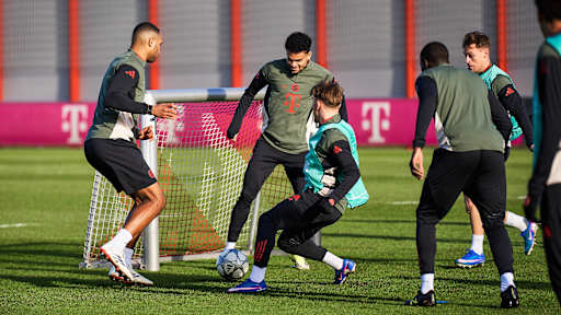 Luis Díaz in Grün im Abschlusstraining des FC Bayern vor dem Champions League-Spiel in Eindhoven