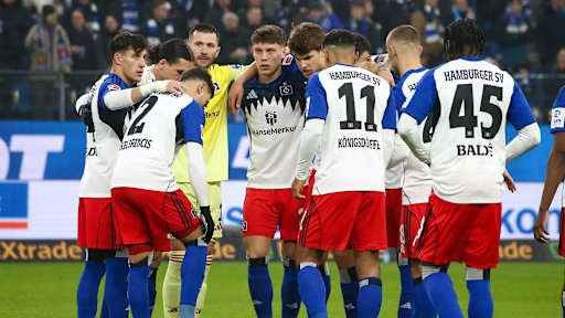Die Spieler des Hamburger SV bilden einen Kreis vor einem Bundesliga-Spiel.