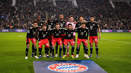 Das Mannschaftsfoto des FC Bayern in Schwarz in Eindhoven