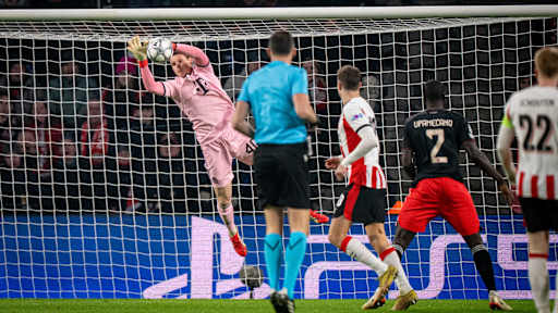 Jonas Urbig in Pink im Champions League-Spiel des FC Bayern bei PSV Eindhoven