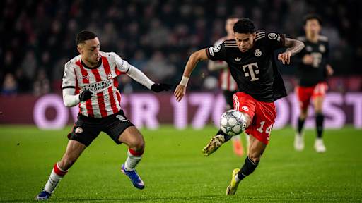 Luis Díaz in Schwarz im Champions League-Spiel des FC Bayern bei PSV Eindhoven