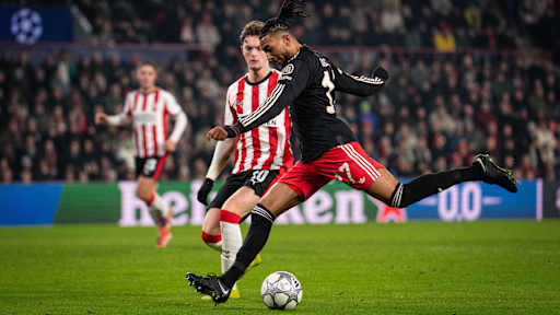 Michael Olise in Schwarz im Champions League-Spiel des FC Bayern bei PSV Eindhoven