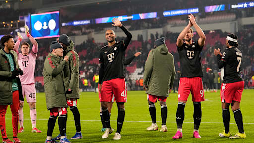 Spieler des FC Bayern winken zu den Fans in Eindhoven