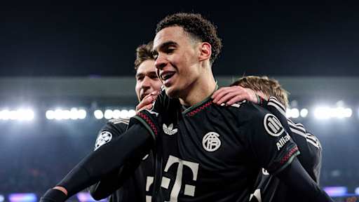 Jamal Musiala jubelt in Schwarz gegen Eindhoven