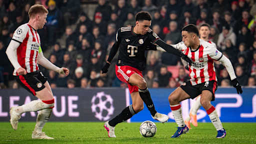 Jamal Musiala in Schwarz im Champions League-Spiel des FC Bayern bei PSV Eindhoven