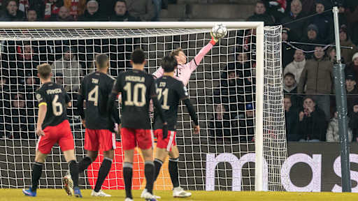Jonas Urbig in Pink im Champions League-Spiel des FC Bayern bei PSV Eindhoven