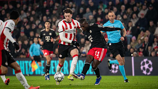 Nicolas Jackson in Schwarz im Champions League-Spiel des FC Bayern bei PSV Eindhoven