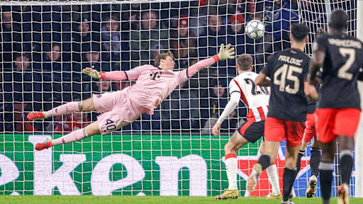 Jonas Urbig in Pink im Champions League-Spiel des FC Bayern bei PSV Eindhoven