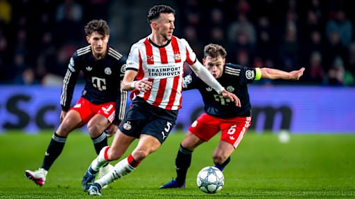 Joshua Kimmich und Tom Bischof in Schwarz im Champions League-Spiel des FC Bayern bei PSV Eindhoven