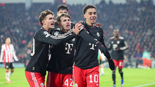 Jamal Musiala in Schwarz im Champions League-Spiel des FC Bayern bei PSV Eindhoven