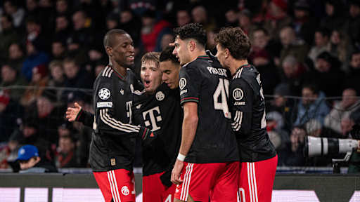 Lennart Karl in Schwarz im Champions League-Spiel des FC Bayern bei PSV Eindhoven
