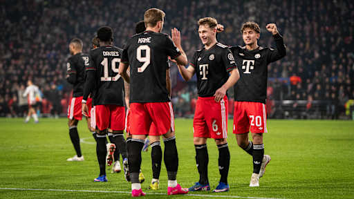 Harry Kane in Schwarz im Champions League-Spiel des FC Bayern bei PSV Eindhoven