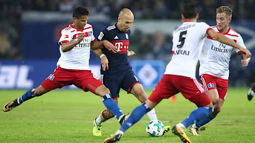 Arjen Robben am Ball umringt von Gegenspielern des Hamburger SV