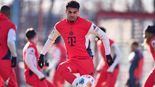 Luis Diaz jongliert den Ball im Abschlusstraining des FC Bayern vor dem Spiel beim Hamburger SV