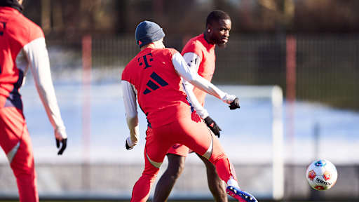 Dayot Upamecano am Ball im Abschlusstraining des FC Bayern vor dem Spiel beim Hamburger SV