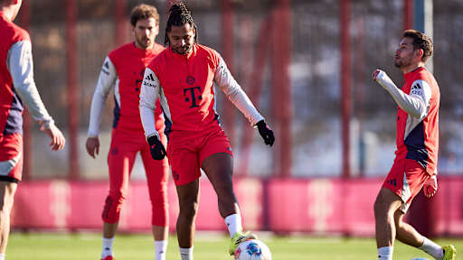 Serge Gnabry am Ball im Abschlusstraining des FC Bayern vor dem Spiel beim Hamburger SV