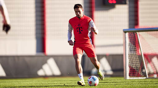 Raphael Guerreiro am Ball im Abschlusstraining des FC Bayern vor dem Spiel beim Hamburger SV