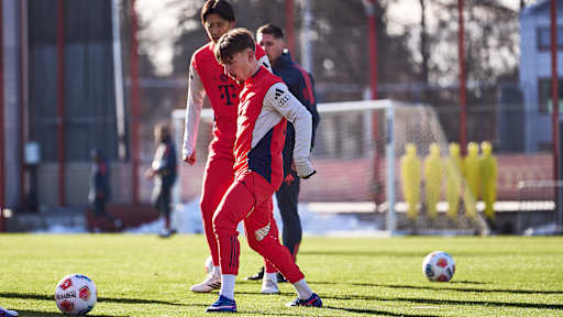 Lennart Karl am Ball im Abschlusstraining des FC Bayern vor dem Spiel beim Hamburger SV