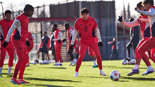 Minjae Kim blickt auf den Ball im Abschlusstraining des FC Bayern vor dem Spiel beim Hamburger SV