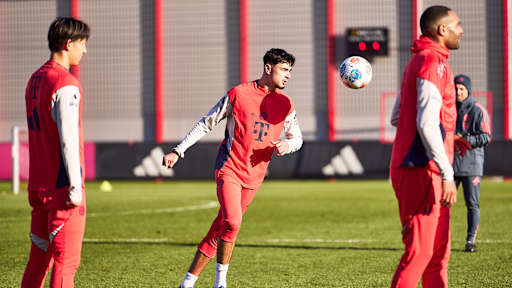 Aleksandar Pavlovic visiert den Ball vor einem Schuss an im Abschlusstraining des FC Bayern vor dem Spiel beim Hamburger SV