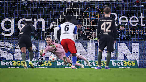 Manuel Neuer pariert während des Gastspiels des FC Bayern in der Bundesliga beim Hamburger SV