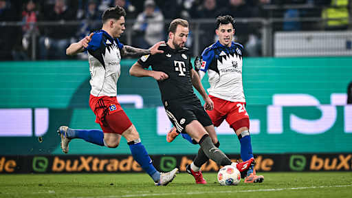 Harry Kane im Zweikampf während des Gastspiels des FC Bayern in der Bundesliga beim Hamburger SV