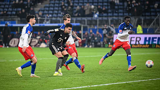 Luis Díaz trifft zur 2:1-Führung während des Gastspiels des FC Bayern in der Bundesliga beim Hamburger SV