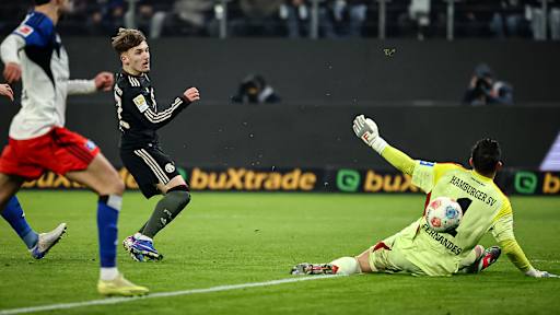 Lennart Karl beim Torschuss während des Gastspiels des FC Bayern in der Bundesliga beim Hamburger SV