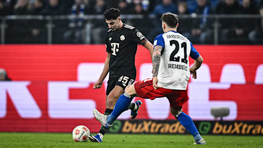 Aleksandar Pavlović mit Ball am Fuß während des Gastspiels des FC Bayern in der Bundesliga beim Hamburger SV