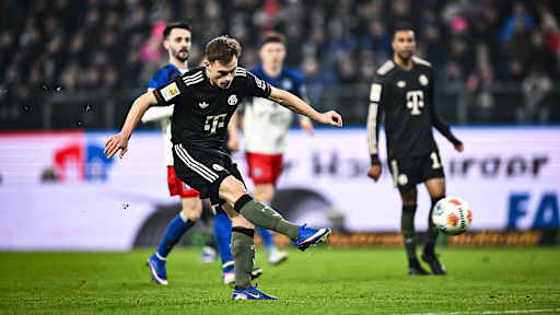 Joshua Kimmich beim Torschuss während des Gastspiels des FC Bayern in der Bundesliga beim Hamburger SV