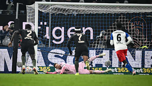 Manuel Neuer kann das Gegentor vom Elfmeterpunkt nicht verhindern während des Gastspiels des FC Bayern in der Bundesliga beim Hamburger SV