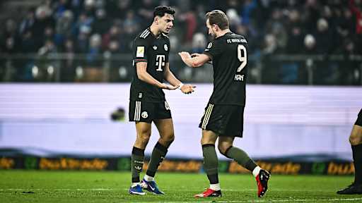 Aleksandar Pavlović und Harry Kane jubeln während des Gastspiels des FC Bayern in der Bundesliga beim Hamburger SV