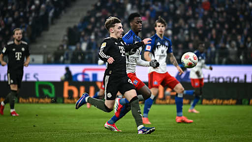 Lennart Karl im Laufduell mit Fokus auf den Ball während des Gastspiels des FC Bayern in der Bundesliga beim Hamburger SV
