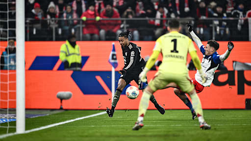 Michael Olise beim Torabschluss während des Gastspiels des FC Bayern in der Bundesliga beim Hamburger SV