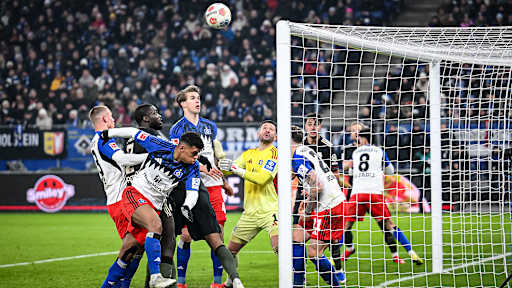 Jonathan Tah köpft an die Latte während des Gastspiels des FC Bayern in der Bundesliga beim Hamburger SV