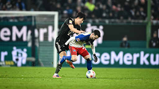 Minjae Kim im Zweikampf während des Gastspiels des FC Bayern in der Bundesliga beim Hamburger SV