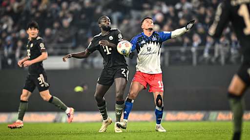 Dayot Upamecano im Zweikampf während des Gastspiels des FC Bayern in der Bundesliga beim Hamburger SV