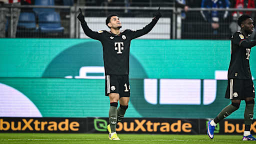 Luis Díaz streckt jubeln die Hände in die Luft während des Gastspiels des FC Bayern in der Bundesliga beim Hamburger SV