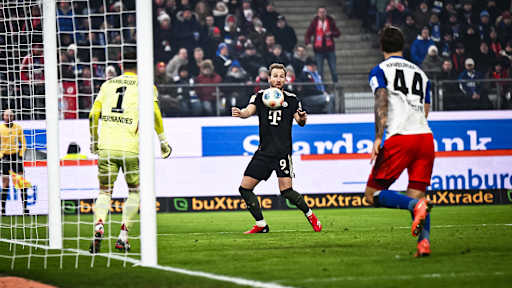 Harry kane nimmt den Ball mit der Brust an während des Gastspiels des FC Bayern in der Bundesliga beim Hamburger SV