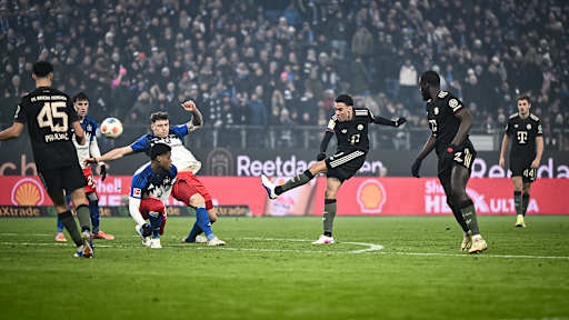 Jamal Musiala schießt während des Gastspiels des FC Bayern in der Bundesliga beim Hamburger SV